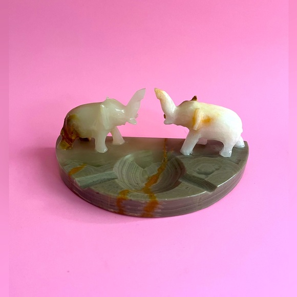 Vintage carved stone elephant ashtray in excellent condition - Picture 1 of 5